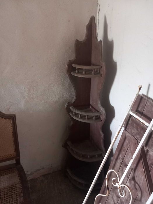 Cantoneira de madeira, antiga, com varios niveis, desenhada para os cantos da casa, muita arrumação