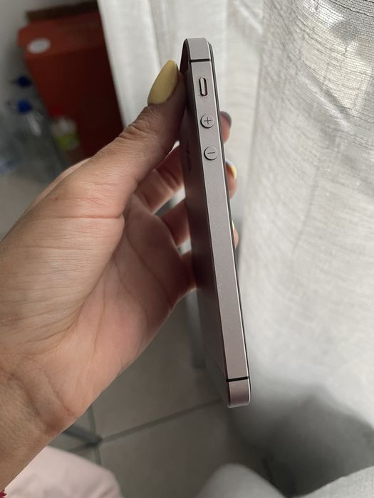 iPhone SE (2016) + New Charger64752099352834122