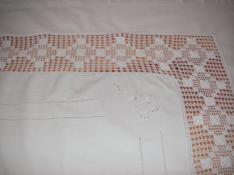 Lençol Branco com Renda e Bordado à Mão (Antigo)