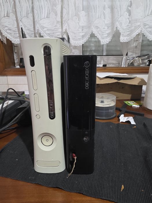 Lote 2x Xbox 360 (Fat + E) + 3 Comandos + Jogos Vários (GTA V, COD, Forza)