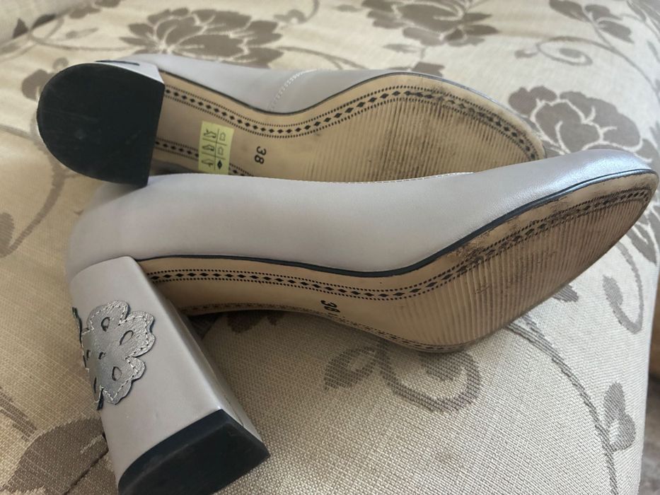 Buty czółenka skórzane szare z ozdobnym obcasem 38 rozmiar
