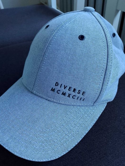DIVERSE. Śliczna czapka z daszkiem