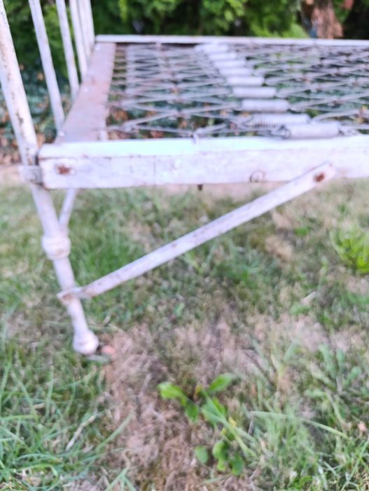 Metalowe łóżko na kółkach