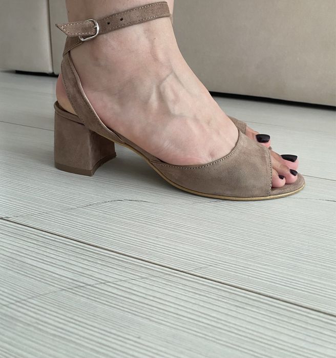 Босоніжкі на підборах