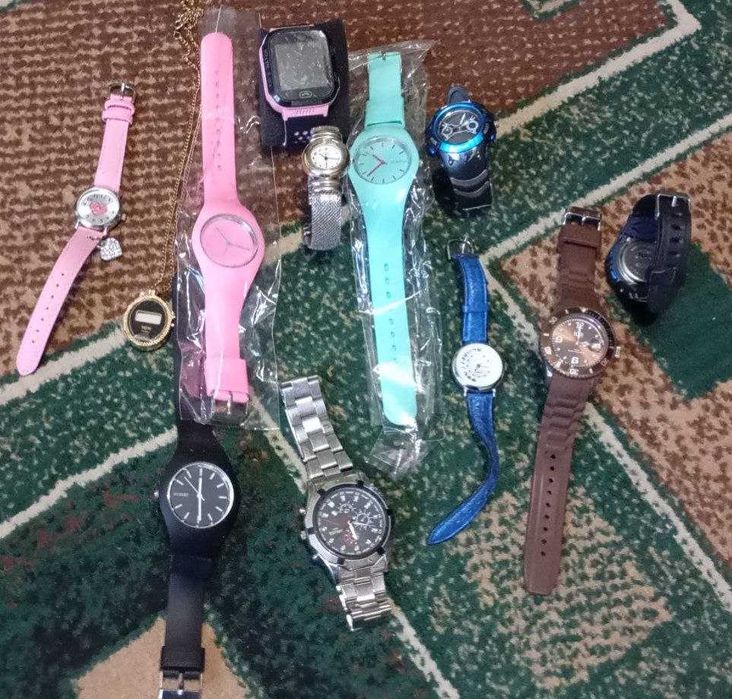 Набір різних годинників