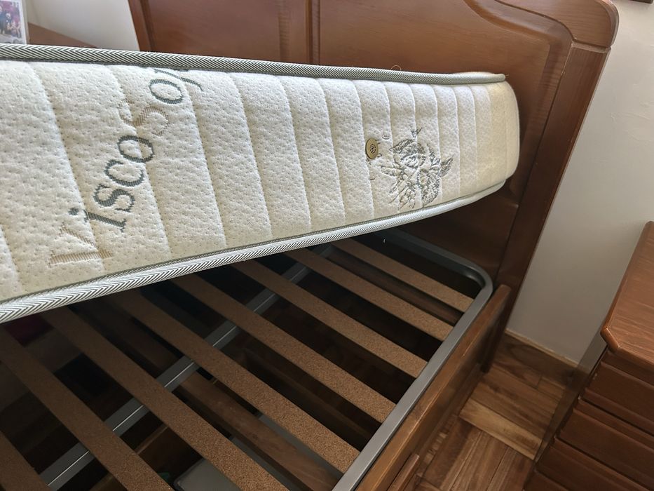 Cama de casal com mesas de cabeceira