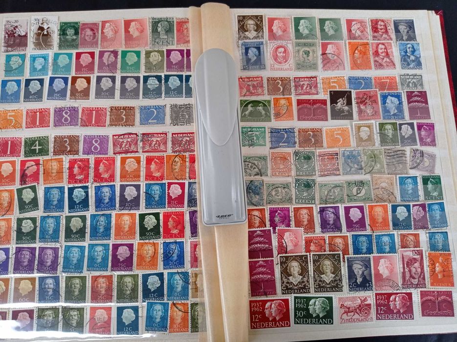 Znaczki pocztowe Holandia + kolonie - 1957 sztuk + klaser.