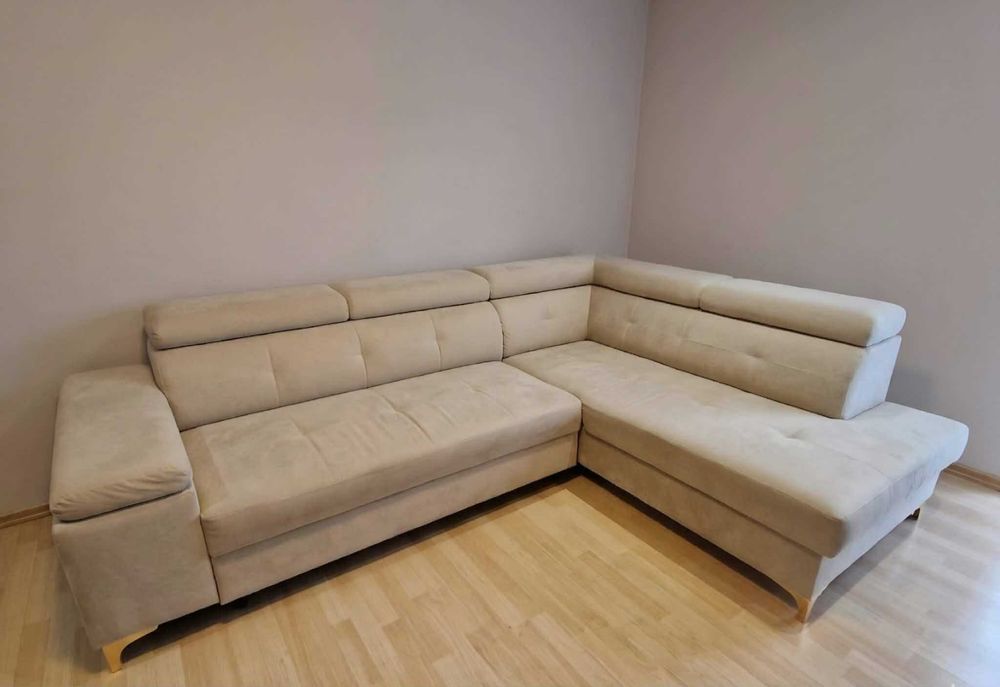 Sofa narożna w kolorze beżowym