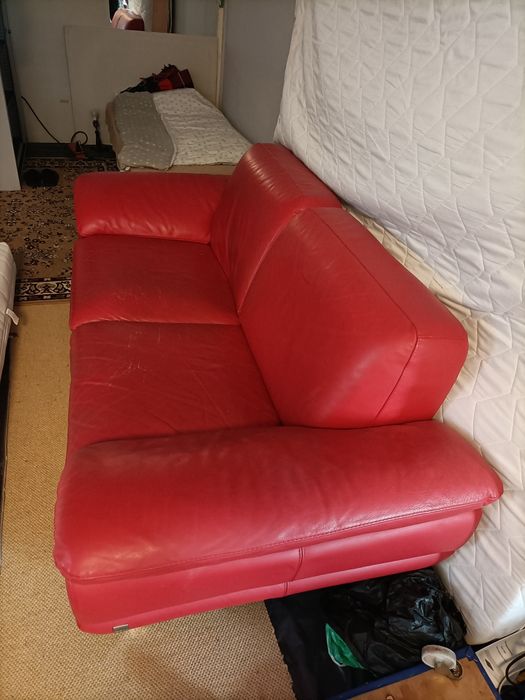 Czerwone kanapy skórzane