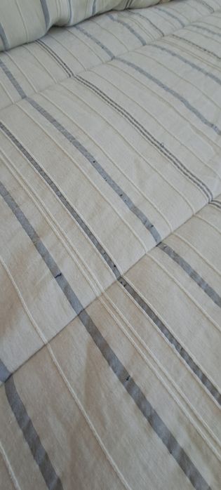 Conjunto de edredão com duas almofadas em tons de branco e azul