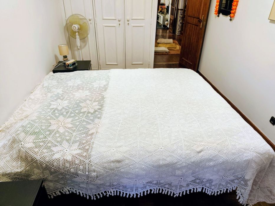 Colchas de renda King size ,8 lençóis bordados,5 toalhas de mesa .