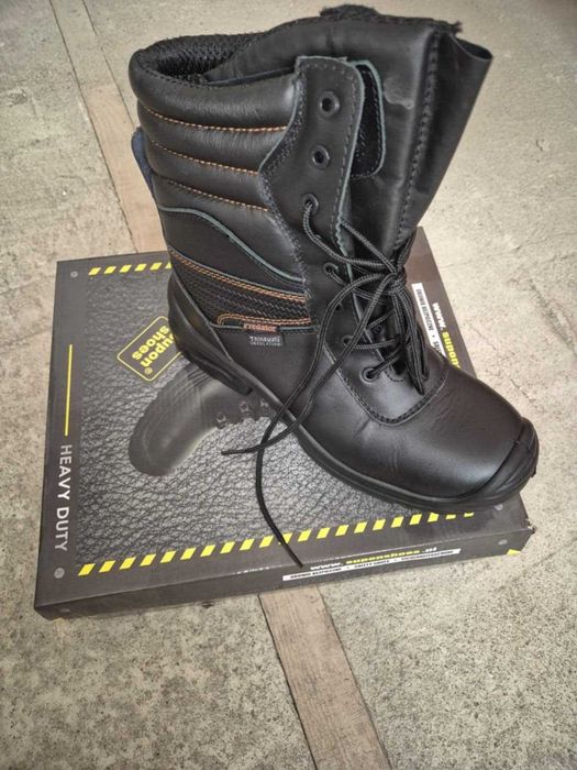 Zestaw roboczy: spodnie, buty, półmaska i kask