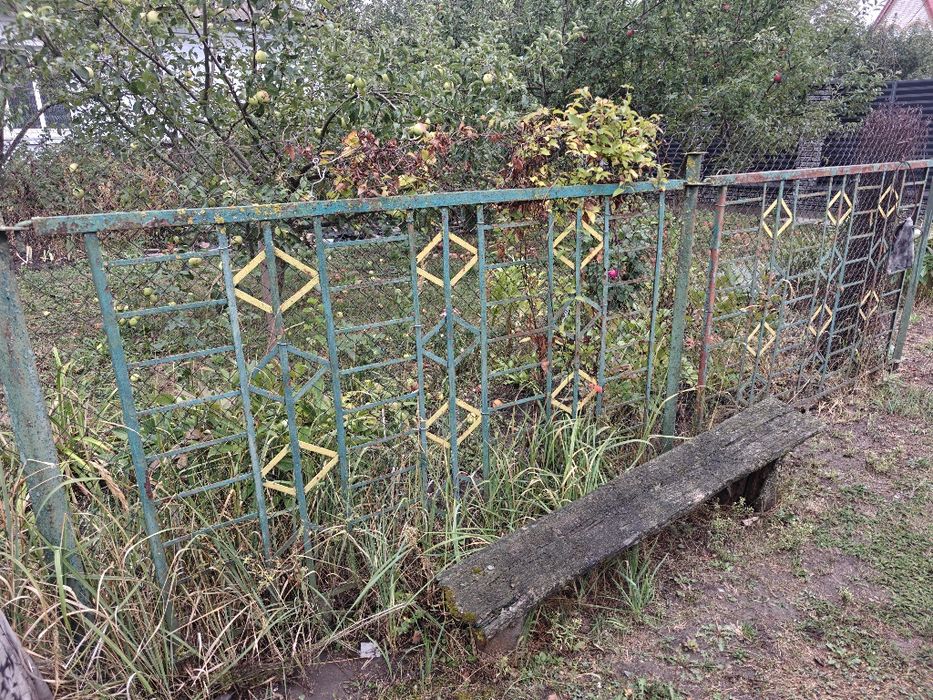Металевий паркан довжиною 50 м