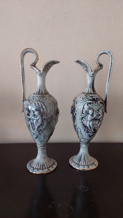 Par de jarras decorativas em cerâmica com asas