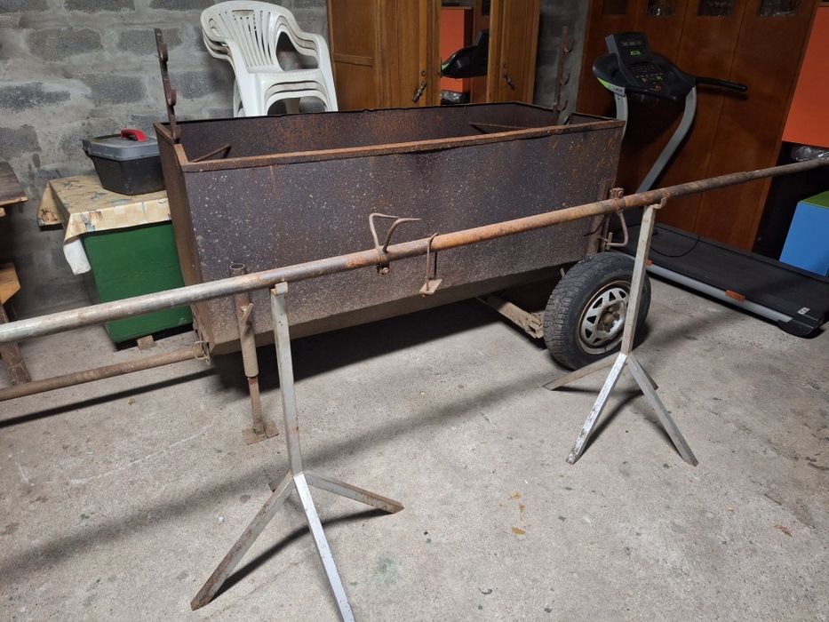 Assador de porco no espeto