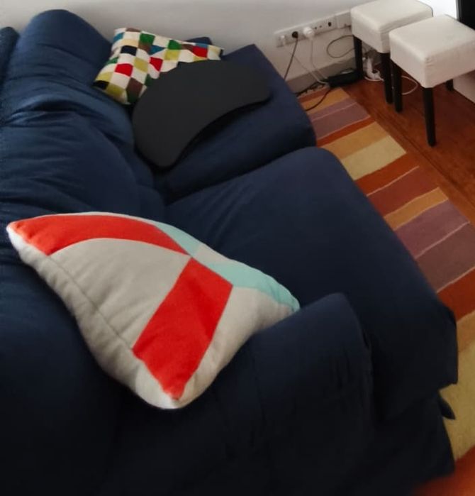 Sofá azul com marcas de uso