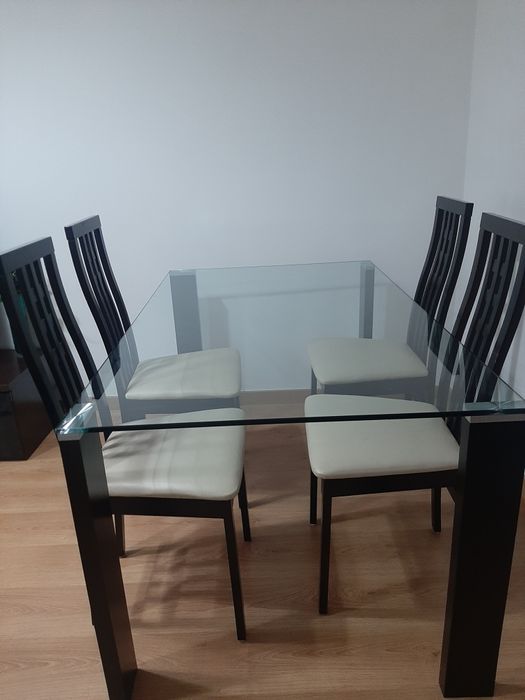 Mesa de sala e quatro cadeiras