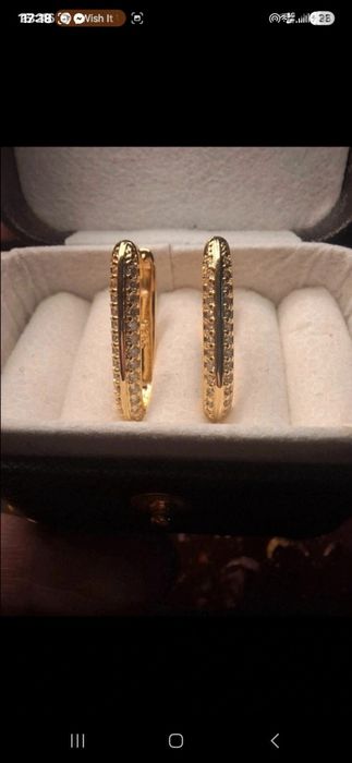 Brincos dourados com zirconias brilhantes
