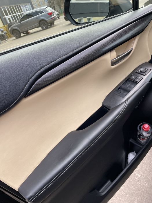 Автомобіль LEXUS