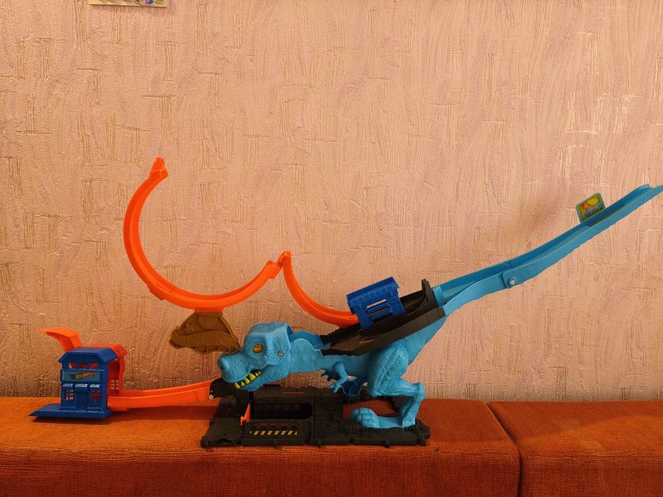Трек  Hot Wheels City Полювання Ті-Рекса