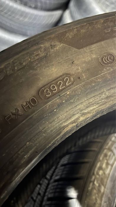 Пара зимової гуми 235/50/19