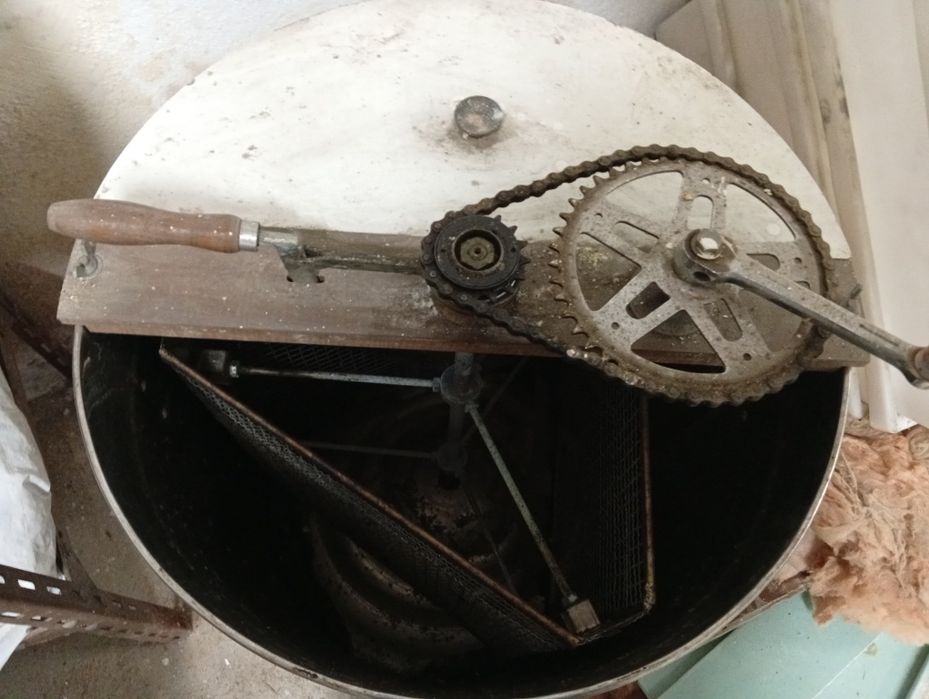 extrator de mel manual (centrífuga apícola).
OEM: A1663200325 / A16
