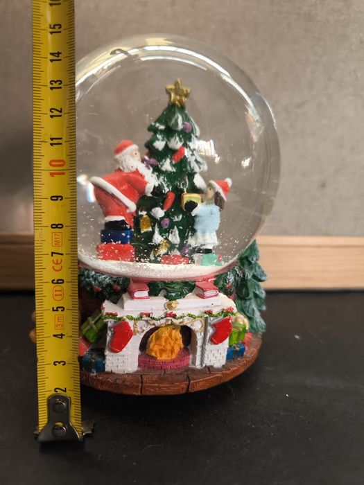 Bola de Neve Natal e caixa musica com Pai Natal e Árvore.
Adorável bol