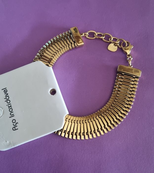 Pulseira dourada, em aço, grossa e com extensor