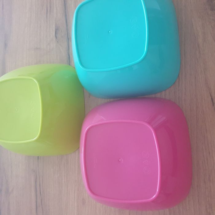 Nowe miseczki plastikowe do żywności