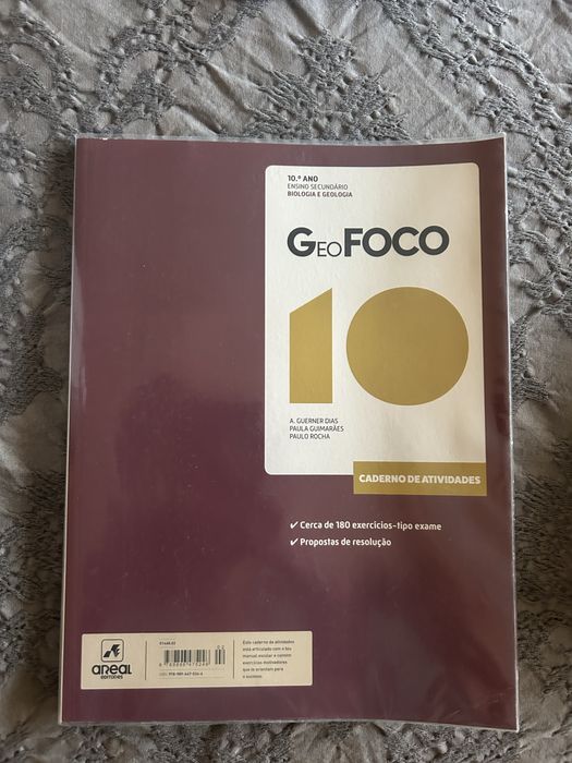 Caderno de exercícios de biologia e geologia (metade de cada)