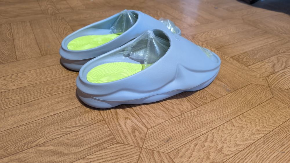 Новые сланцы, шлепанцы