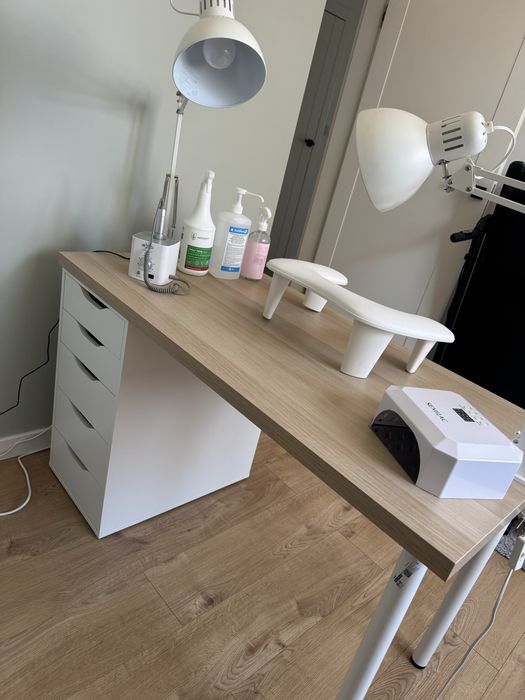 Biurko ikea z lampami , podporka do rąk , myjka ultradzwiekowa zesta stylizacja paznokci