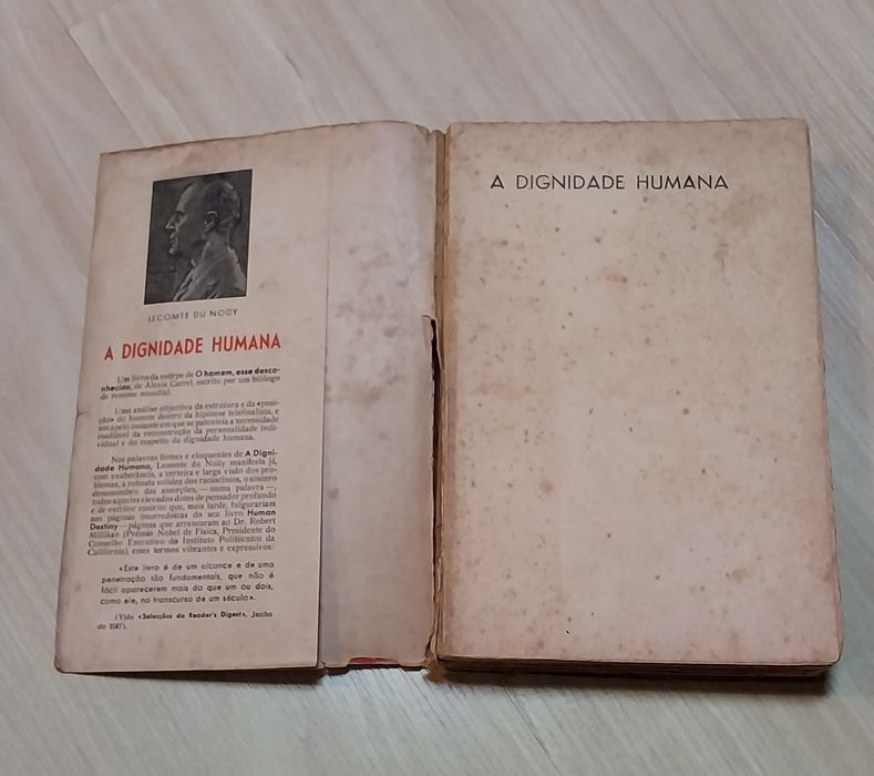 Livro antigo "A dignidade humana"