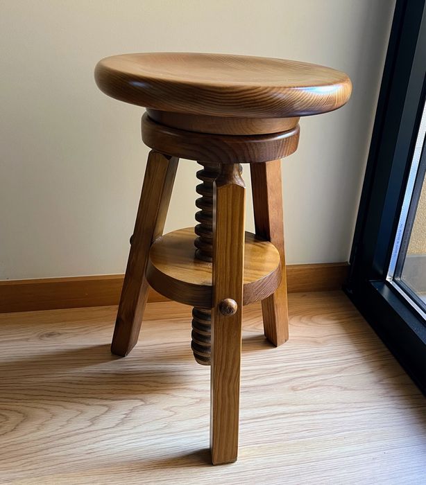 Banco giratório redondo em madeira (pinho tratado)