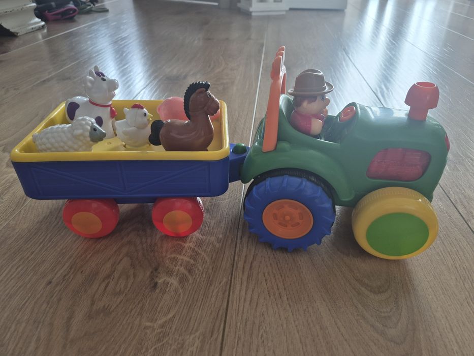 Zabawka grająca ze zwierzętami, traktor i przyczepa