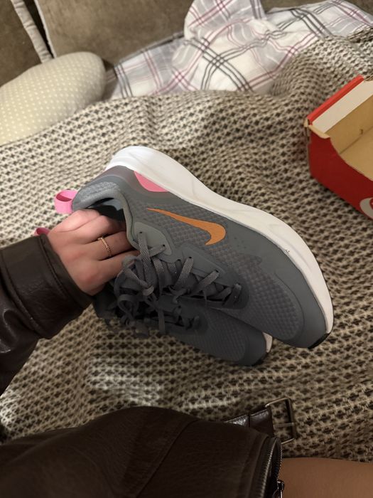 Оригінальні кросівки Nike сірі 38,5