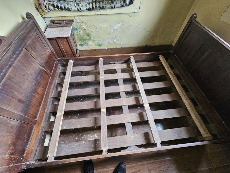 Cama antiga em boas condições