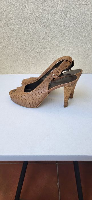 Sandálias compensadas em pele perfurada