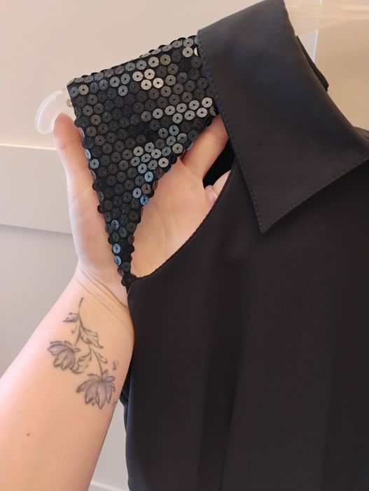 Czarna elegancka sukienka Roco z kołnierzykiem i cekinami, 38