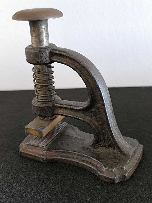 Antigo selo branco, (séc. XIX/XX) em metal, com pega em metal circular