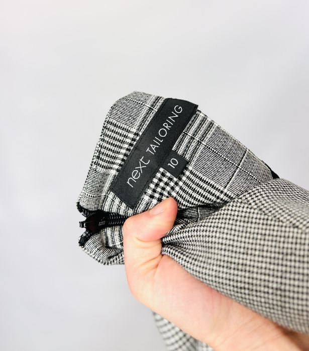 Szara sukienka w klasyczną kratę midi M 38