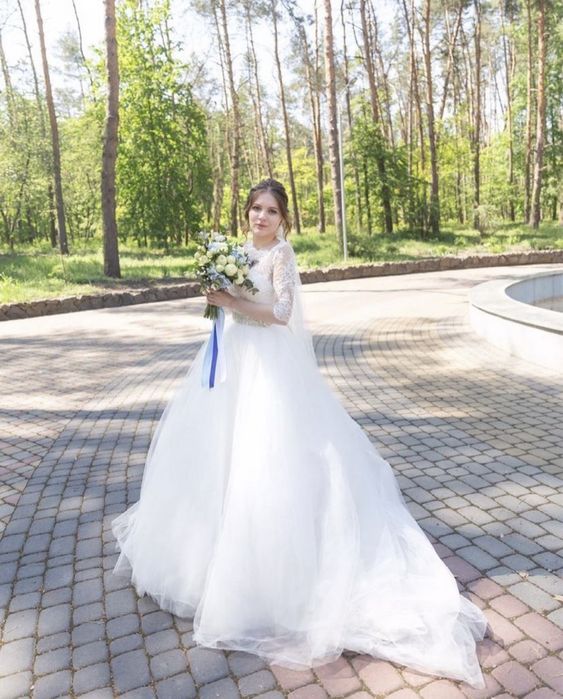 Весільна сукня з шлейфом