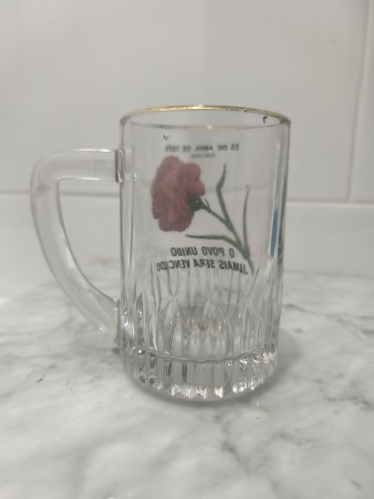 Caneca 25 de abril - o povo unido jamais será vencido