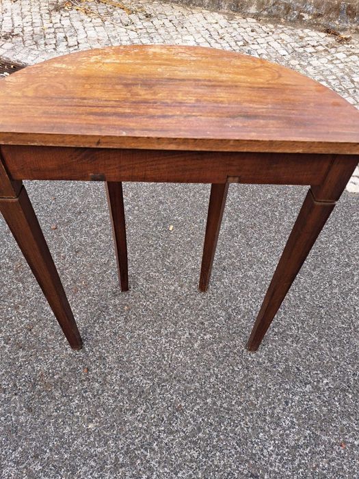 Mesa de apoio meia lua de madeira