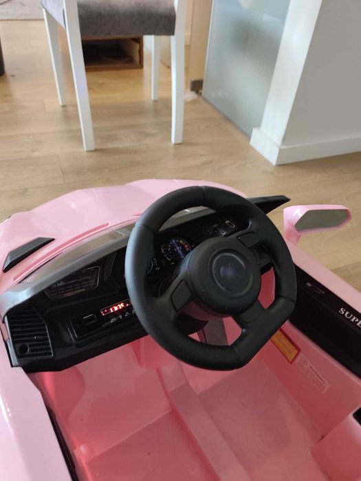 Carro elétrico de criança cor-de-rosa, estilo Lamborghini, em muito bom estado.