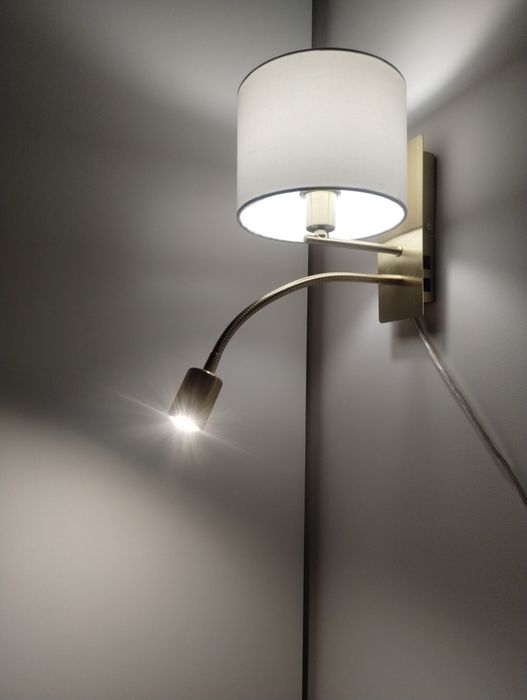 Lampka nocna z funkcją lampki do czytania.