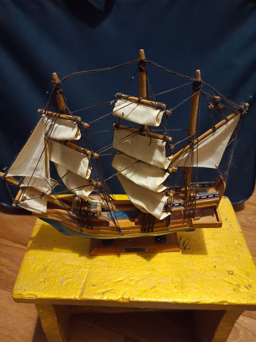 Подарунковий вітрильник Golden Hind.