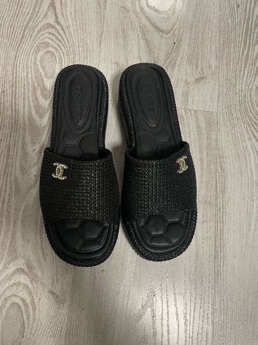 Klapki na koturnie CC