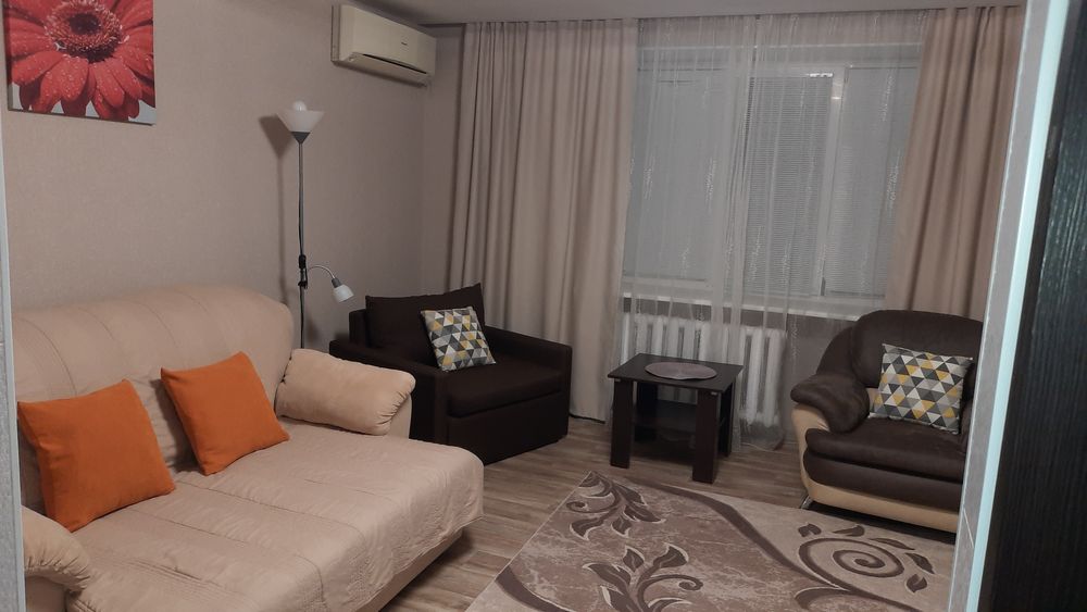 Сдаю 2к.кв посуточно Олега Ольжича 3д