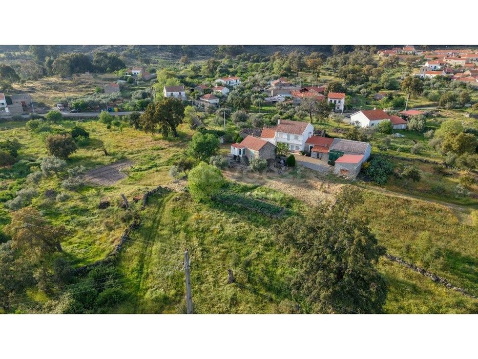 Moradia tradicional com terreno generoso e com vista deslumbrante p...